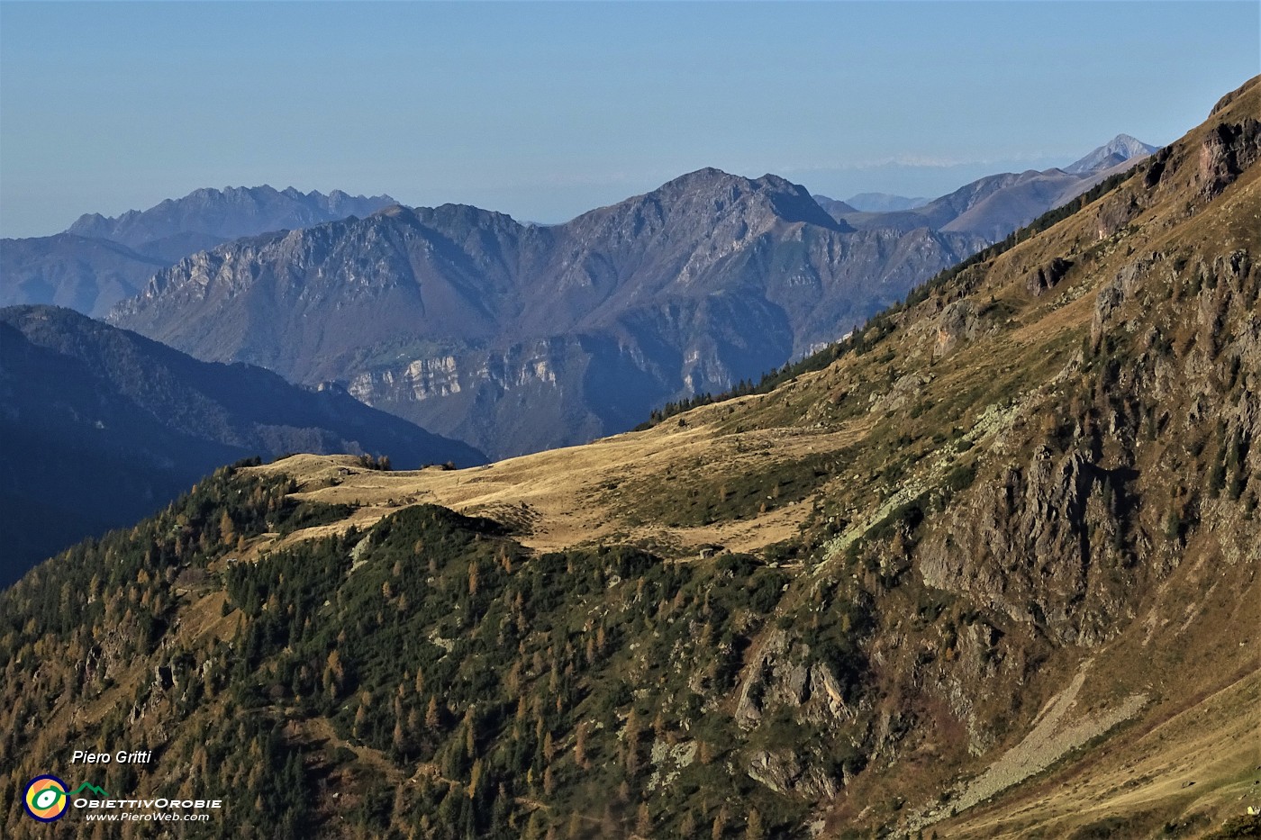 21 Zoom sul pianoro del Monte Campo colorato d'autunno, da poco salito.JPG